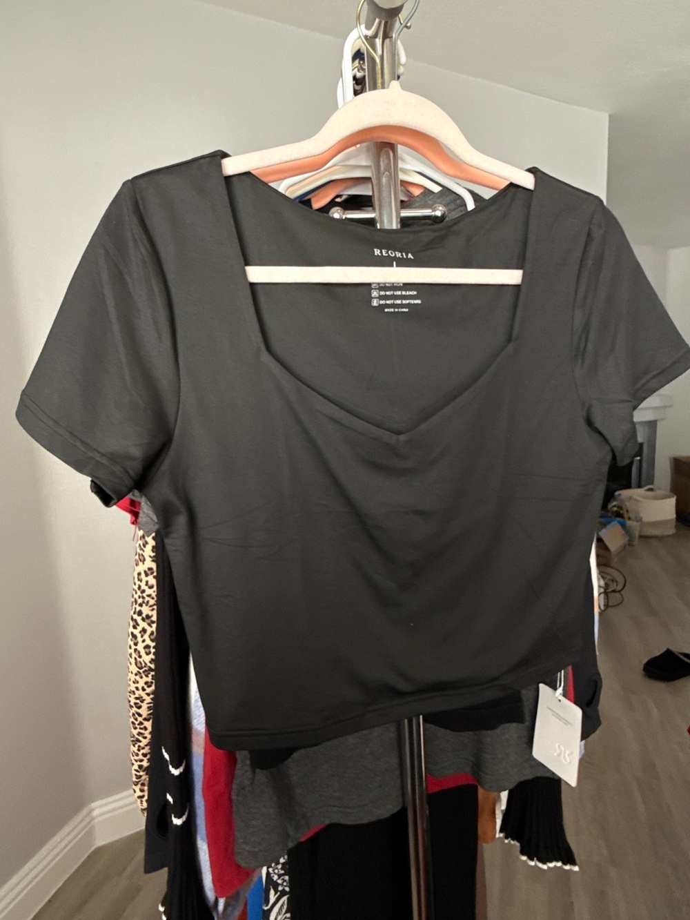ReoRia Black Short Sleeve Square Neck Crop Top